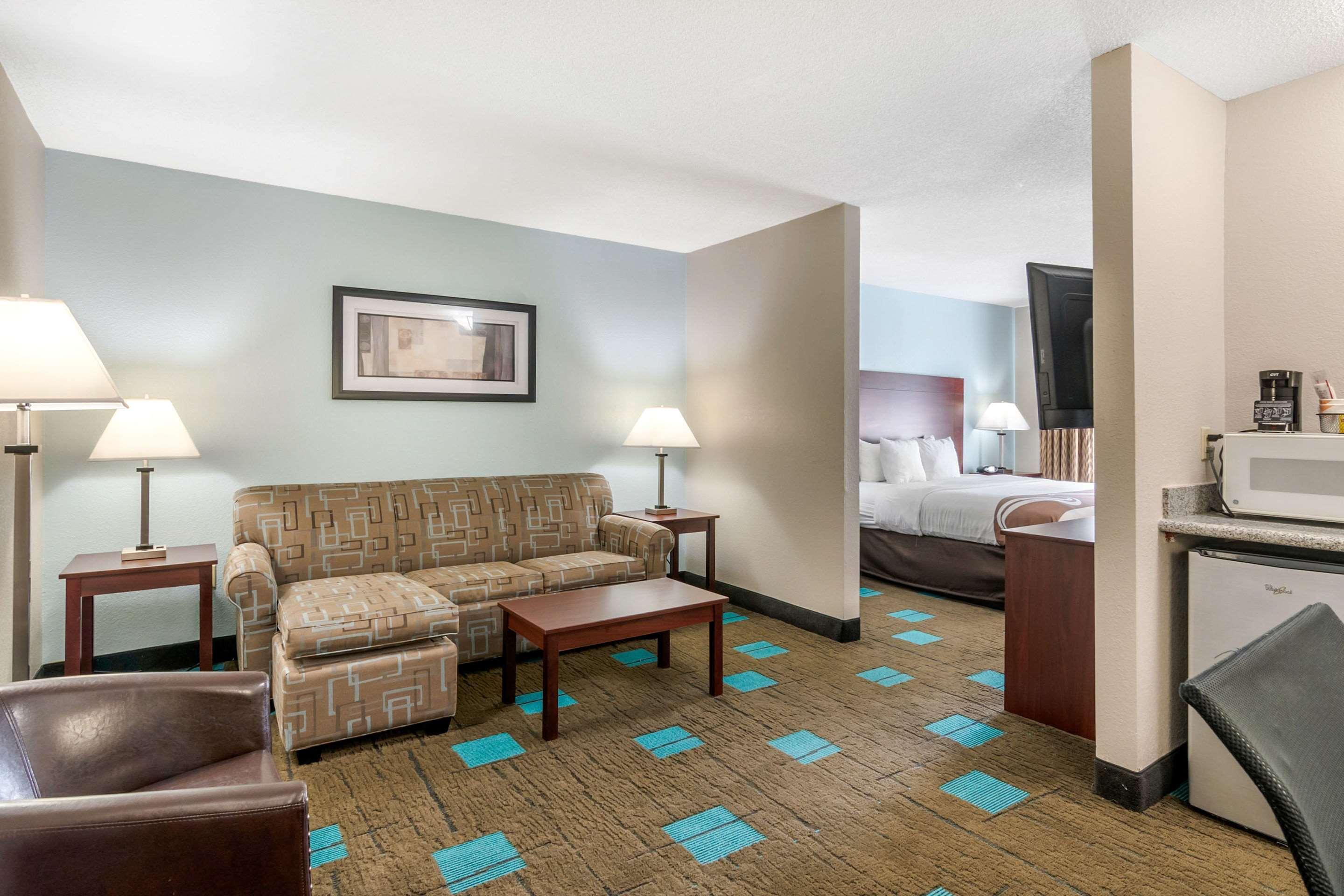 Quality Suites Kansas City International Airport Exterior photo