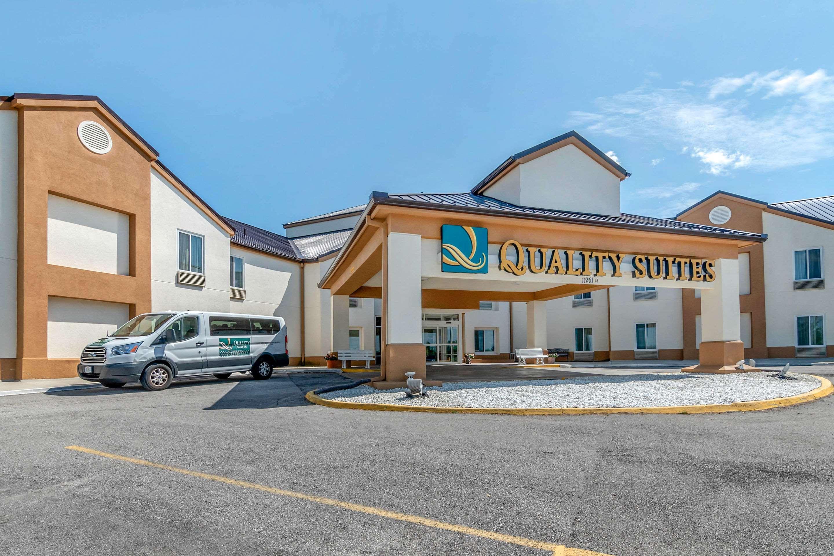 Quality Suites Kansas City International Airport Exterior photo