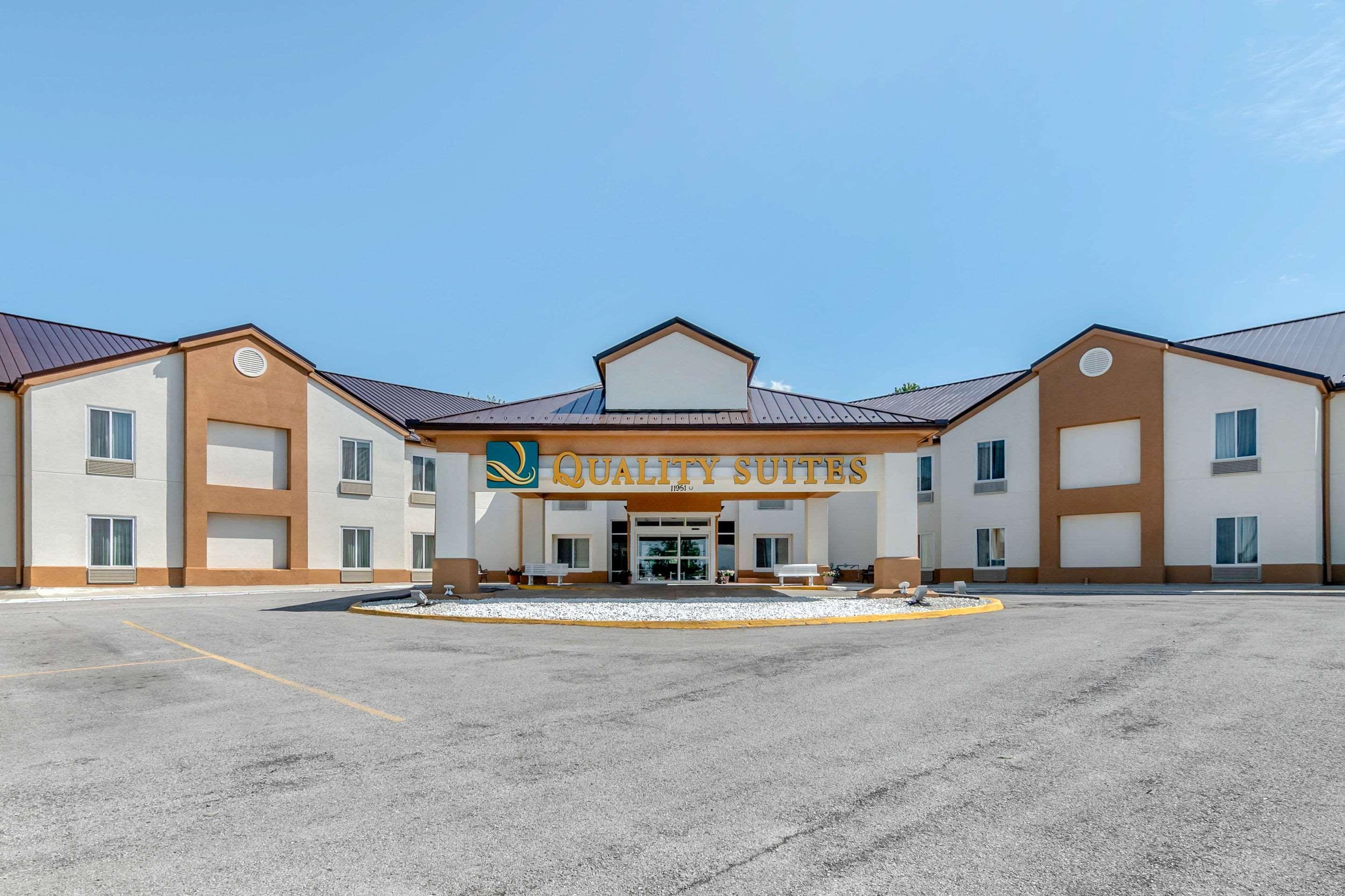 Quality Suites Kansas City International Airport Exterior photo