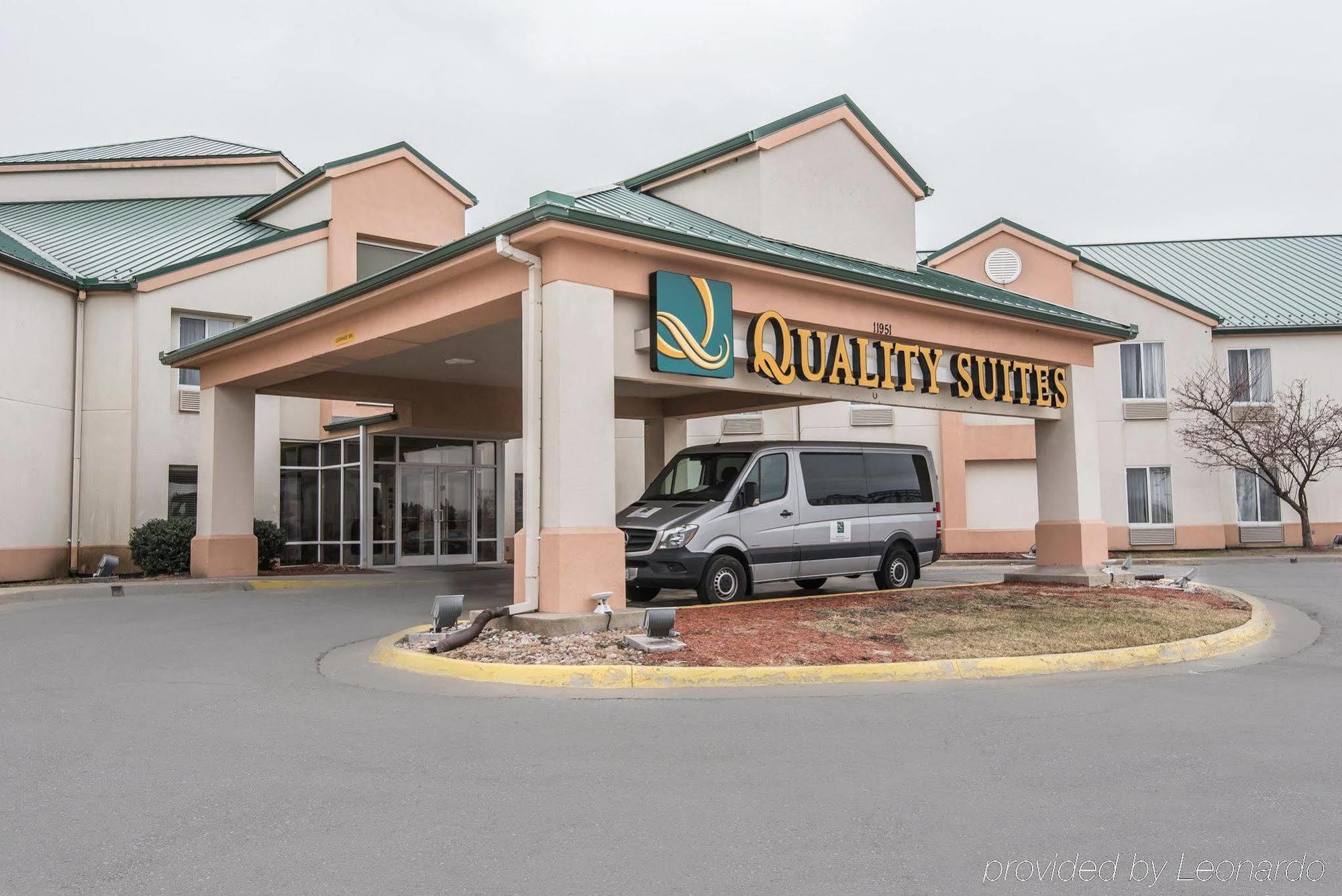 Quality Suites Kansas City International Airport Exterior photo