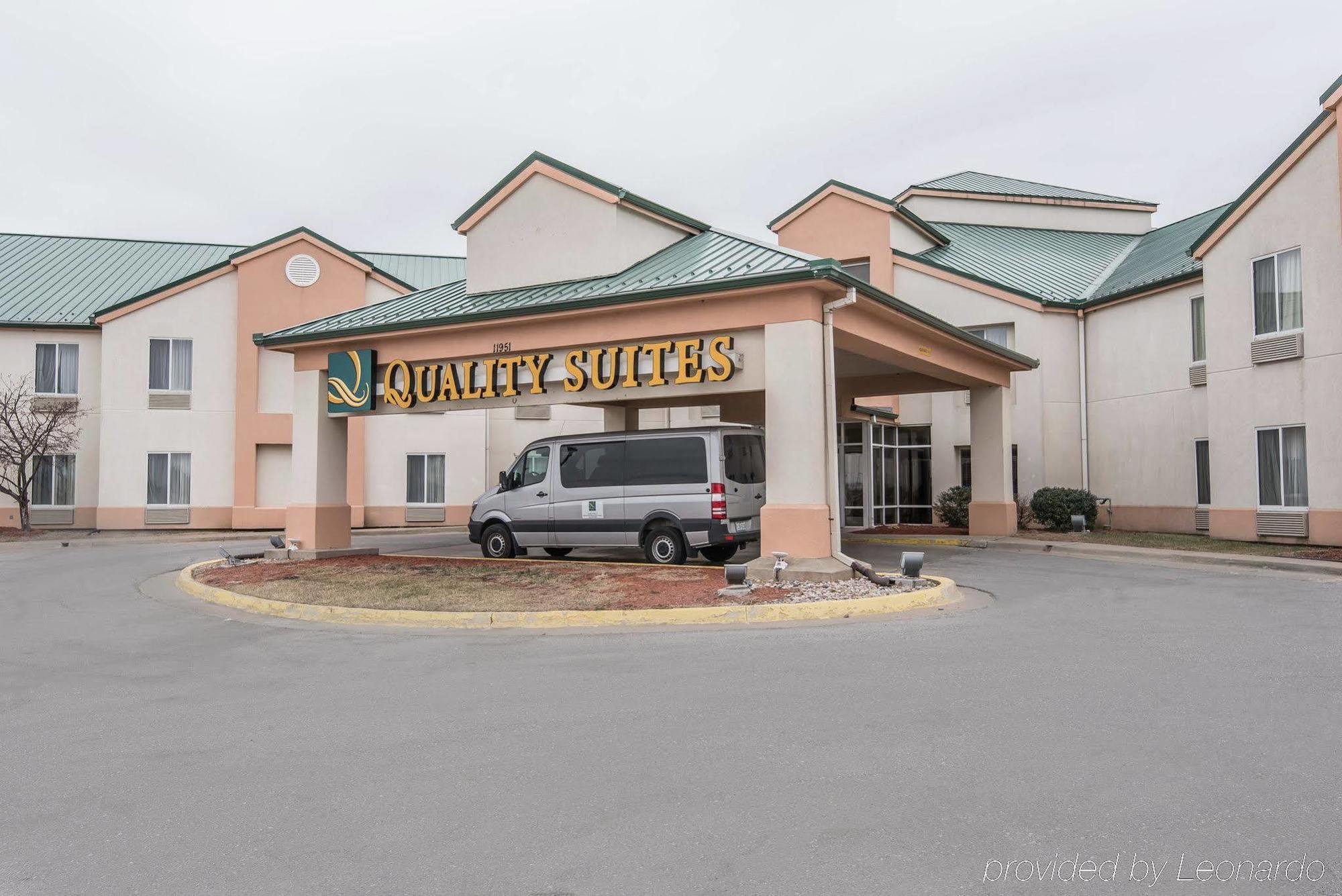 Quality Suites Kansas City International Airport Exterior photo