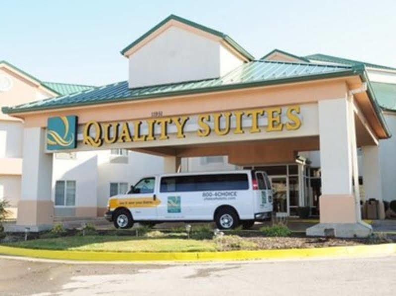 Quality Suites Kansas City International Airport Exterior photo