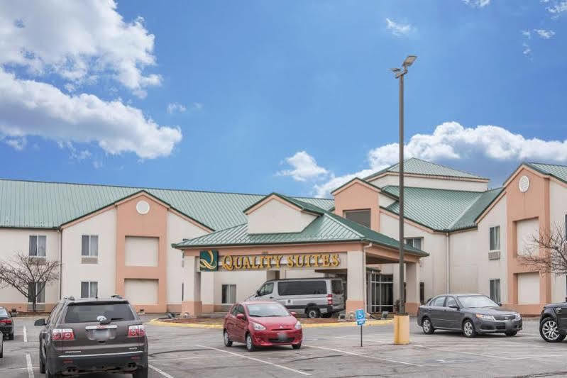 Quality Suites Kansas City International Airport Exterior photo